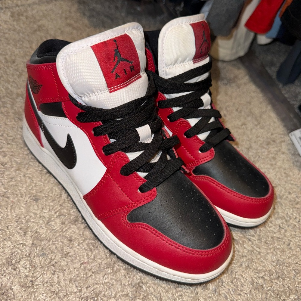 Jordan 1 Mid
Chicago Black Toe
